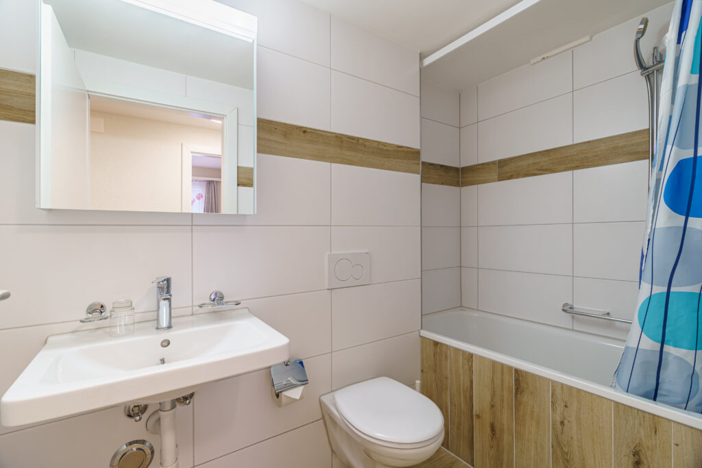 Haus Astoria, Wohnung Nr. 5, Saas-Grund – Badezimmer