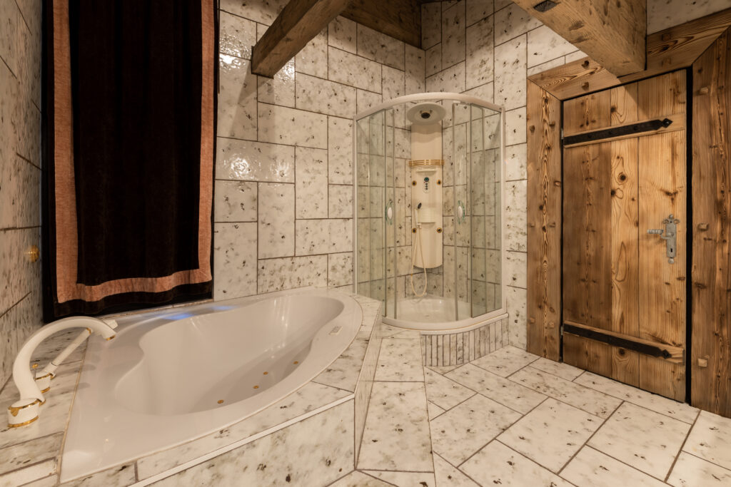Villa Alpenhof, Wohnung Nr. 2, Saas-Almagell – Badezimmer 1