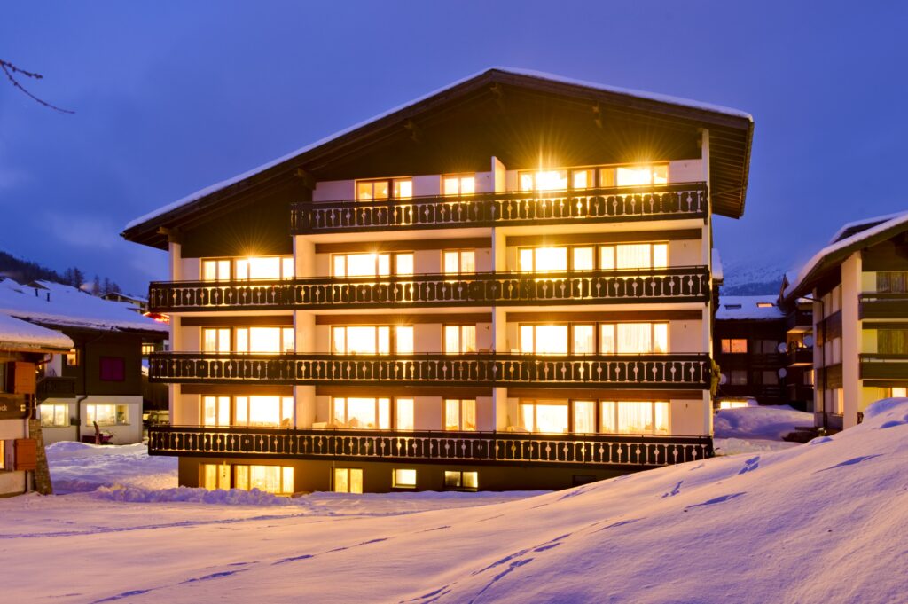 Haus Alfa in Saas-Fee – Aussenansicht im Winter