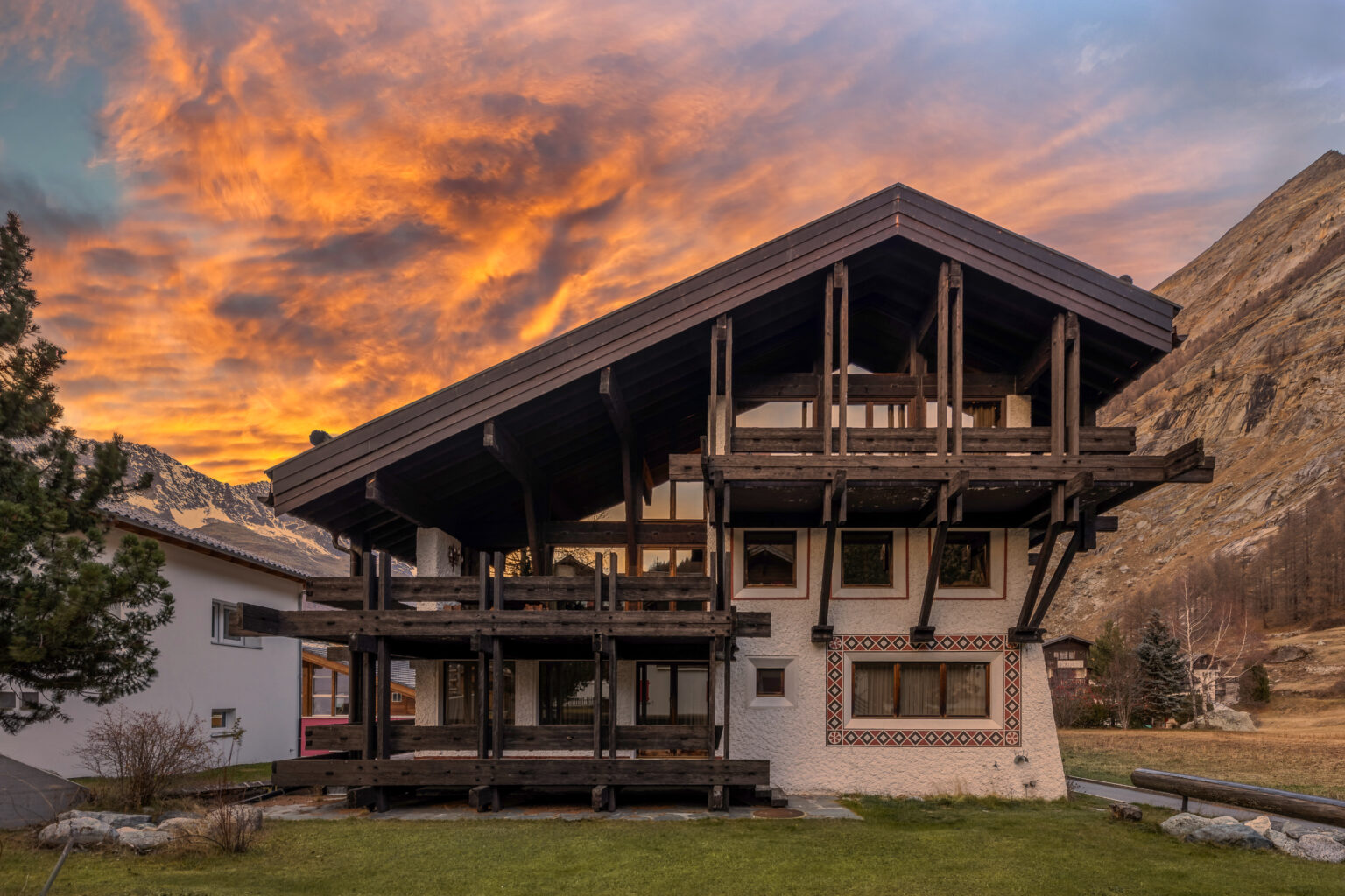 Ferienhaus von Saas Holidays im Saastal bei Sonnenuntergang