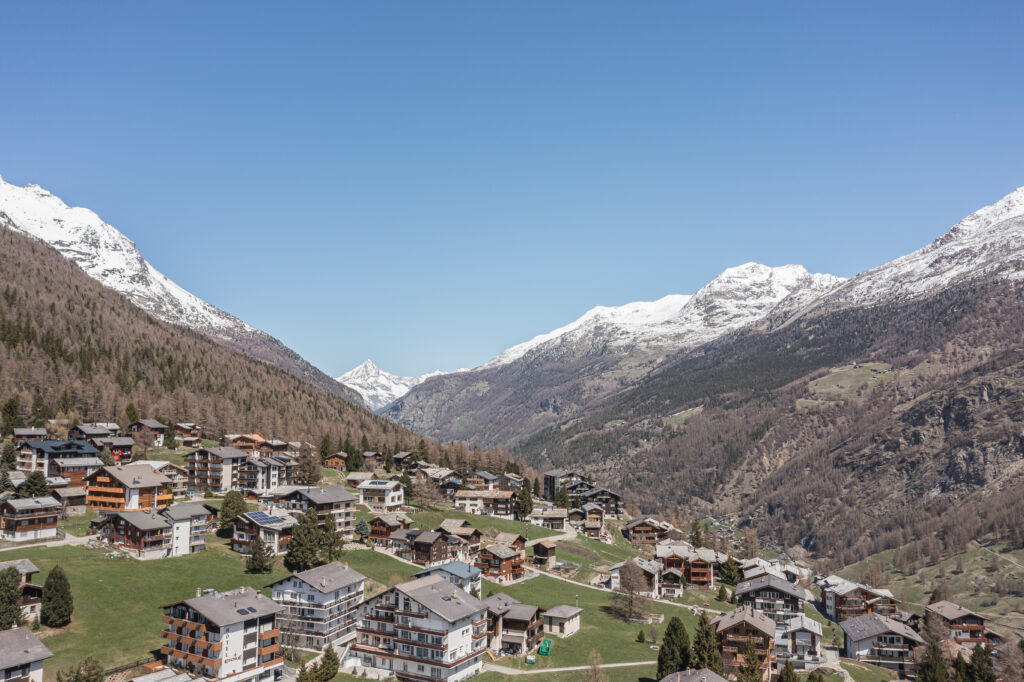 Aussicht auf Saas-Fee und die Berge – Haus Alfa