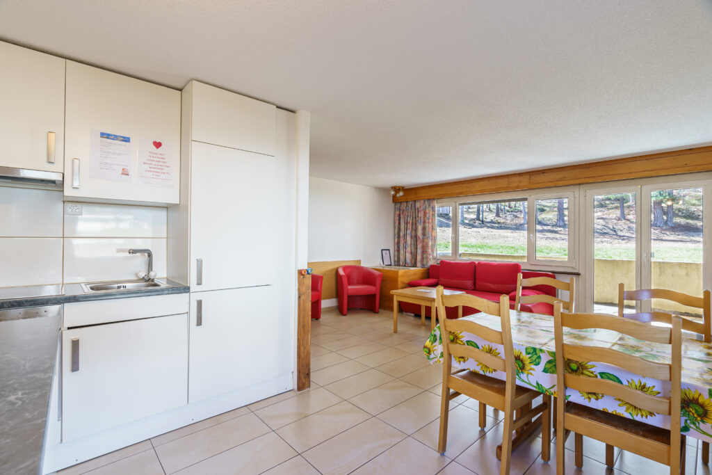Haus Alfa 801, Saas-Fee – Wohnbereich mit Küche