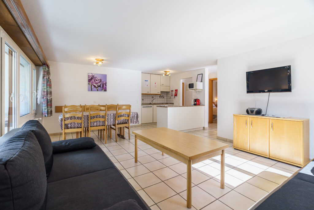 Haus Alfa 802, Saas-Fee – Wohn- und Essbereich 2