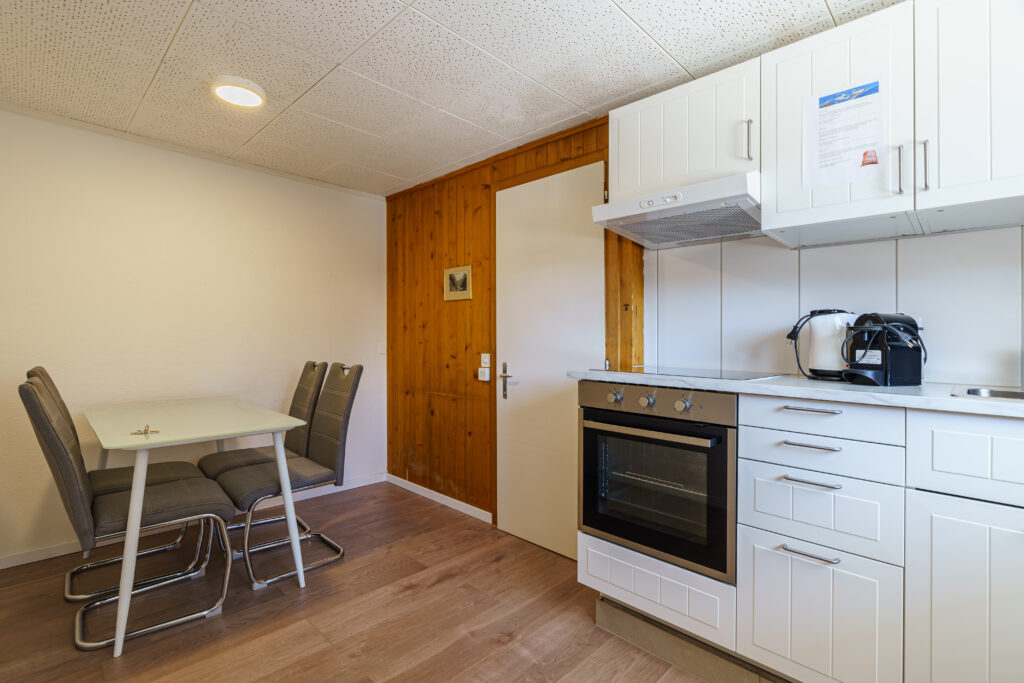 Haus Slalom, Wohnung Nr. 5, Saas-Fee – Küche mit Essplatz