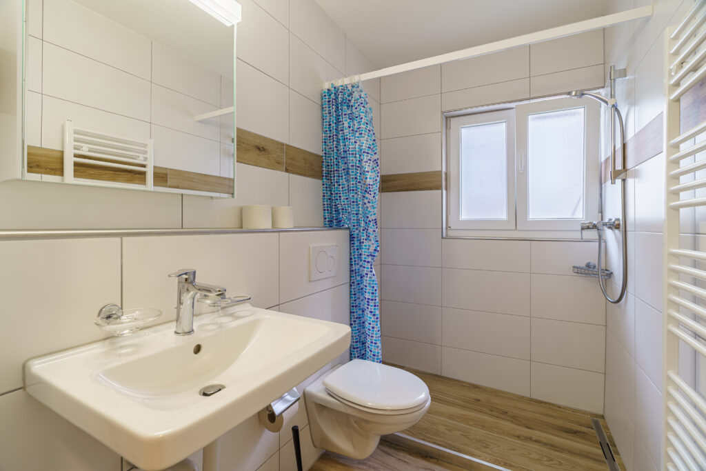 Haus Astoria, Wohnung Nr. 2, Saas-Grund – Badezimmer 1
