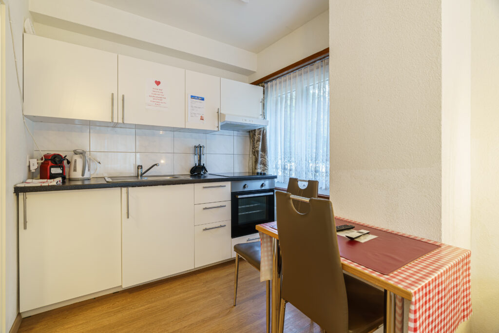 Haus City, Studio Nr. 5, Saas-Grund – Küche mit Essplatz