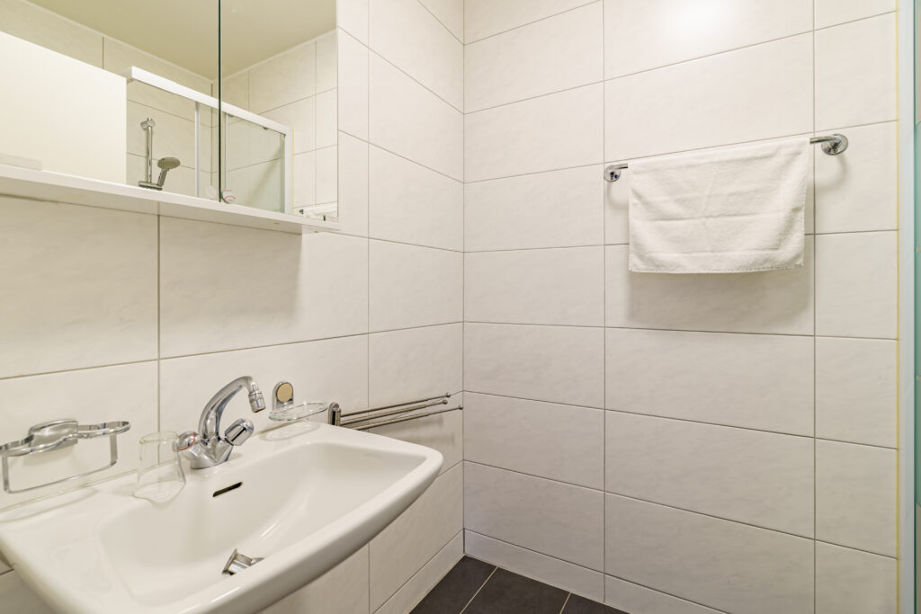 Haus City, Studio Nr. 5, Saas-Grund – Badezimmer 2